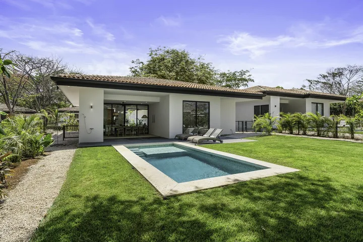 Entroterra villa and its private pool in Hacienda Pinilla